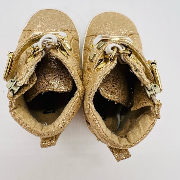 MICHAEL KORS SPARKLY GOLD BABY SNEALERS SIZE 2 VELCRO AND ZIPS - Picture 4 of 10